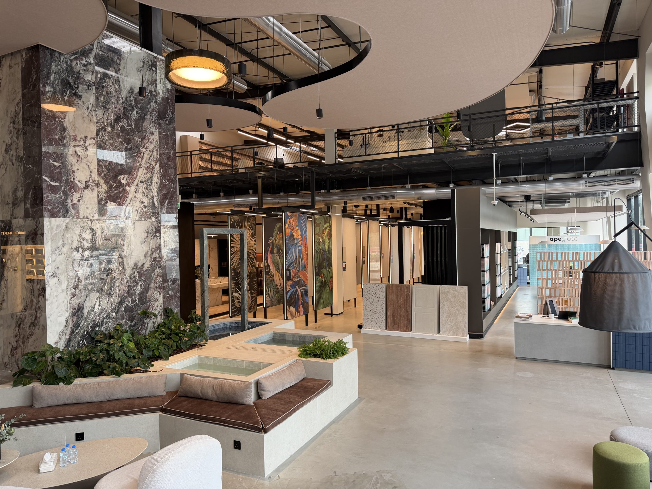 Showroom Slide